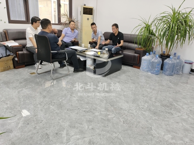 总设计师张总与客户深入交流锂电池糖心VLONG官方网站